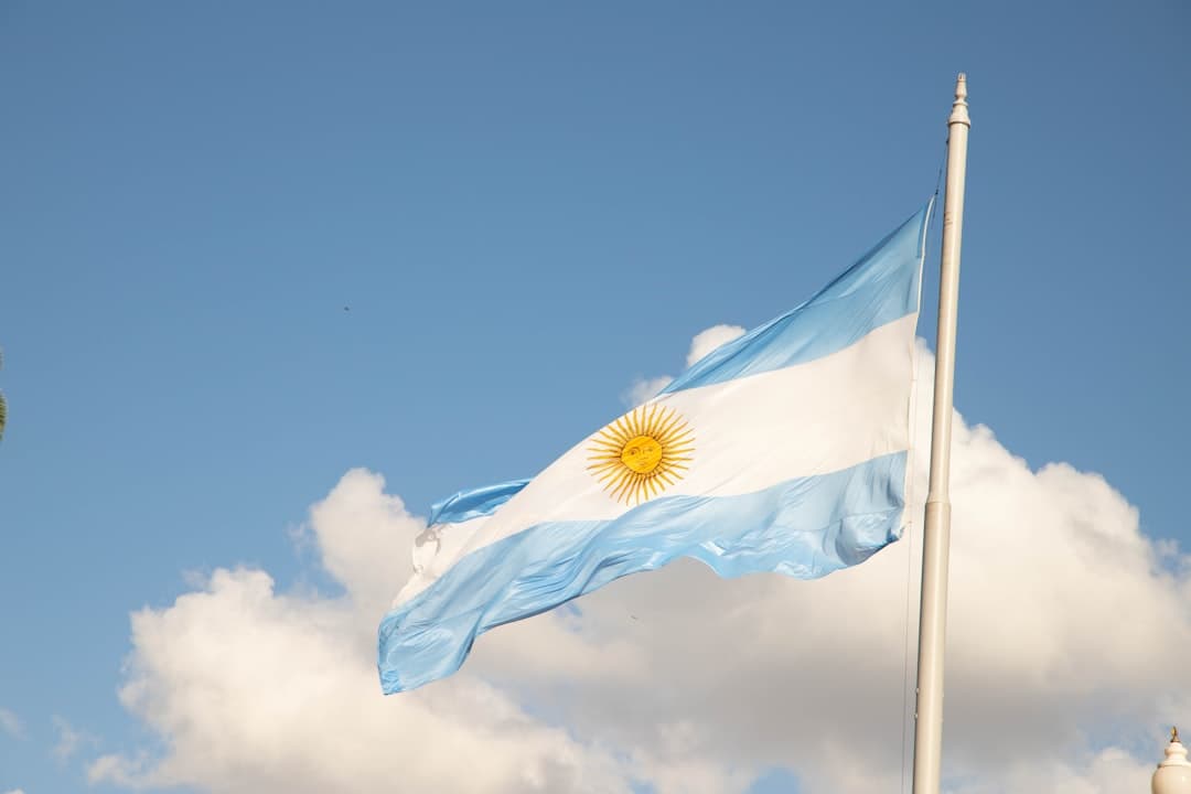 Una bandera ondeando con torre de reloj de fondo, en el chat de Federación