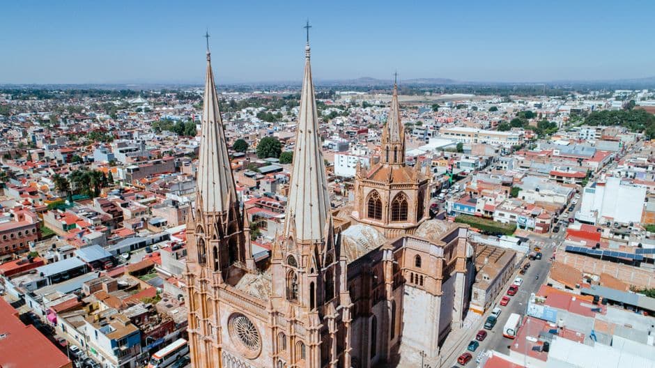 Catedral que se alza sobre la ciudad, en el chat de San Juan Cotzocón