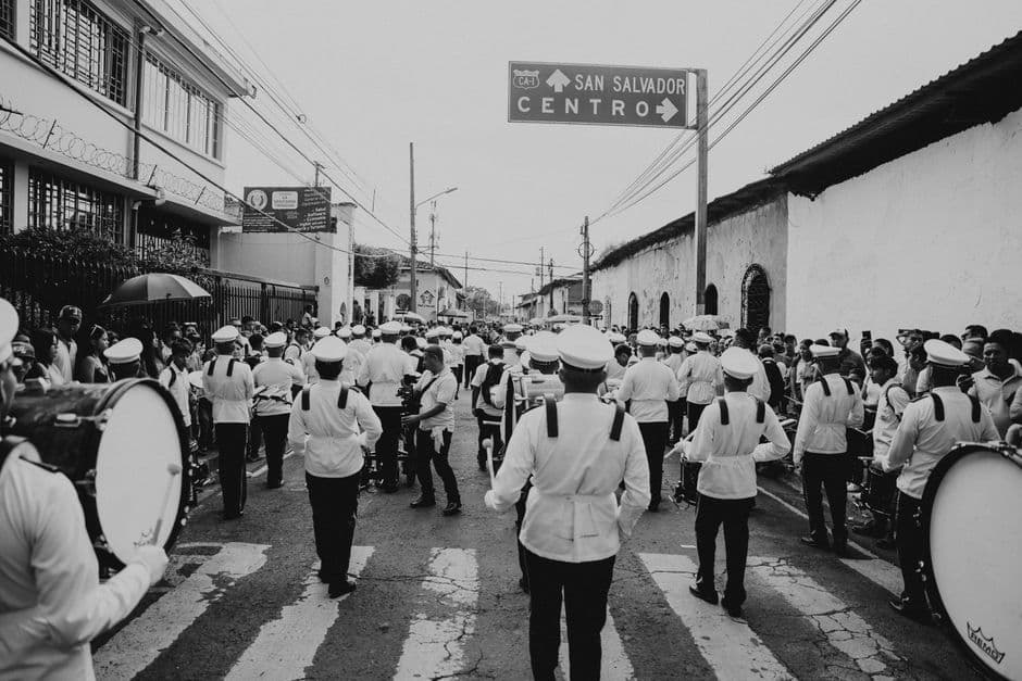 Soldados desfilando por una calle de la ciudad, en la sala de chat de Sonsonate