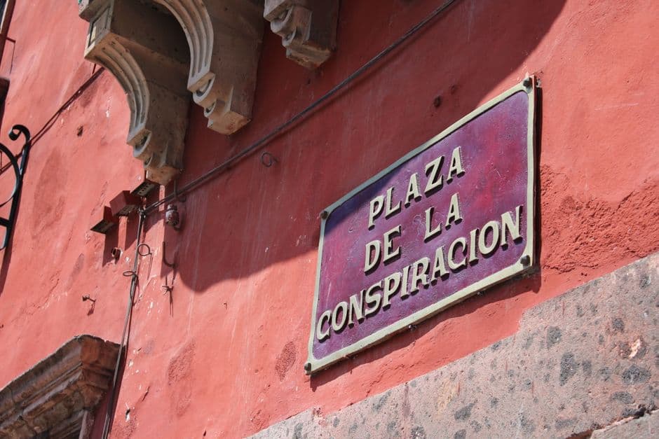 Cartel de una plaza en la calle, en el chat de San Antonio de la Cal