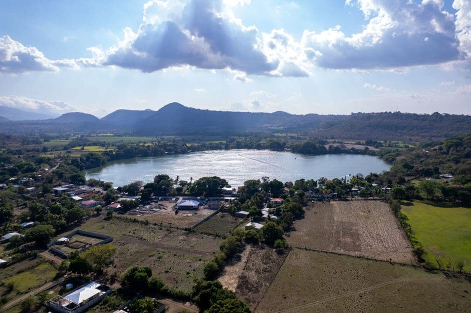 Vista aérea de un lago tranquilo, en la sala de chat de San Vicente