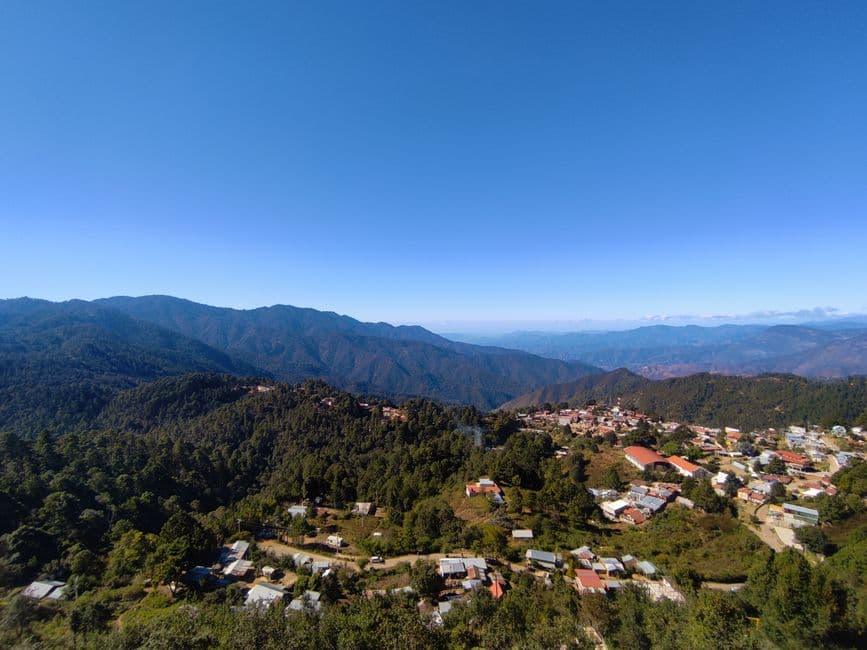 Vista aérea de un pueblo entre montañas, en el chat de San Juan Bautista Valle Nacional