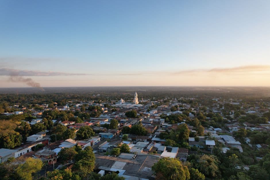 Vista aérea de El Salvador al atardecer, en la sala de chat de Zacatecoluca