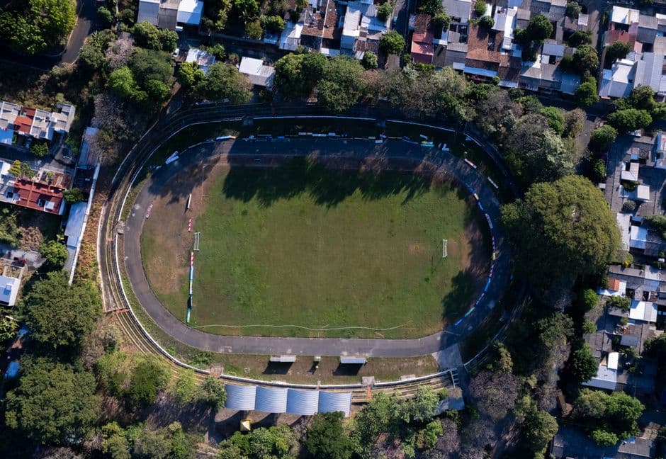 Estadio rodeado de árboles, en la sala de chat de La Unión