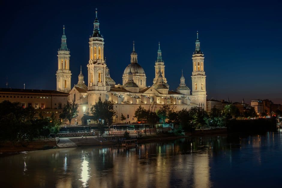 Basílica del Pilar con fachada barroca y torres gemelas, en la sala de chat de Álava