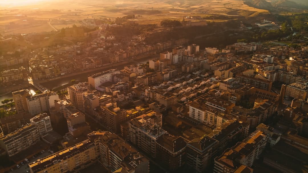 Vista aérea de ciudad durante la hora dorada, en la sala de chat de Lleida