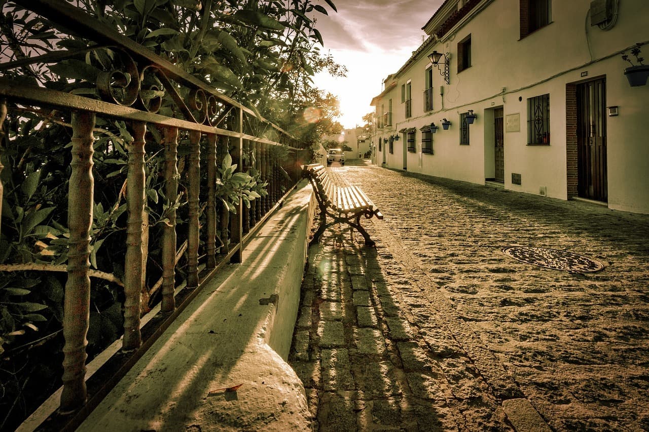 Calle de un pueblo al atardecer, en el chat de Pueblo Libre