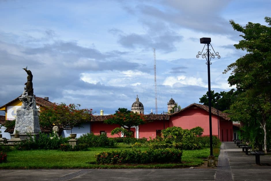Árboles junto a un monumento en una ciudad, en la sala de chat de Choluteca
