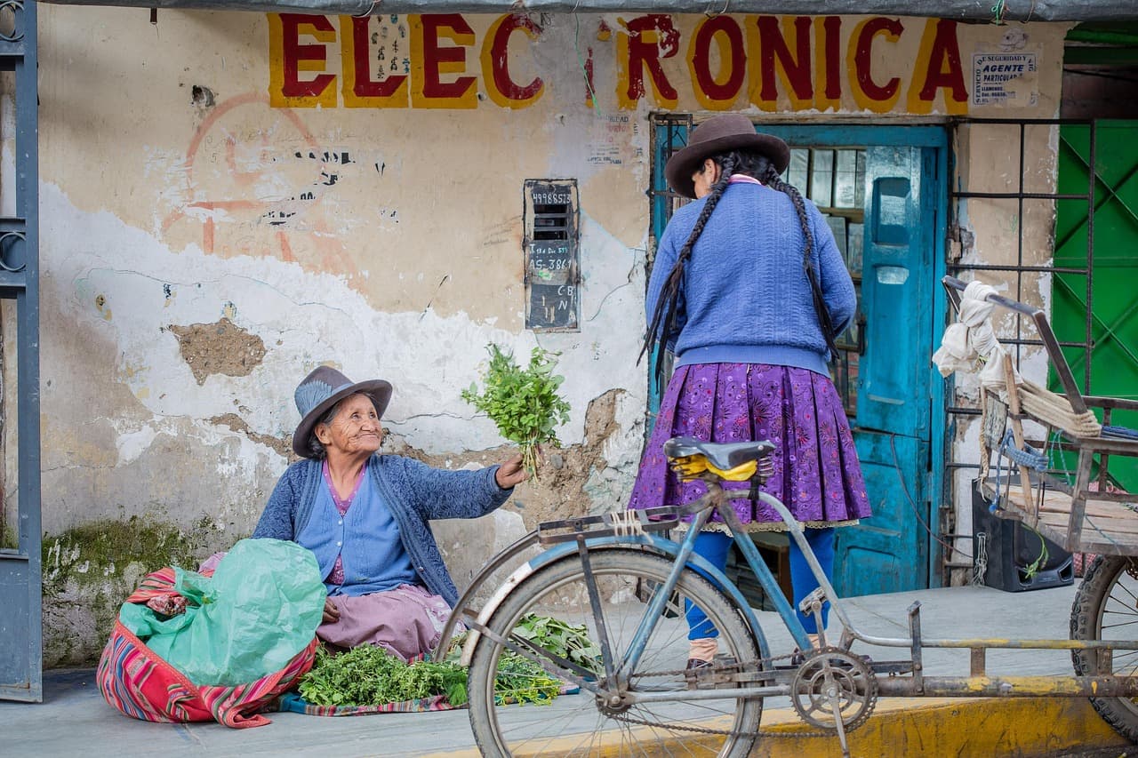 Mujer mayor en una calle de mercado, en el chat de Chulucanas
