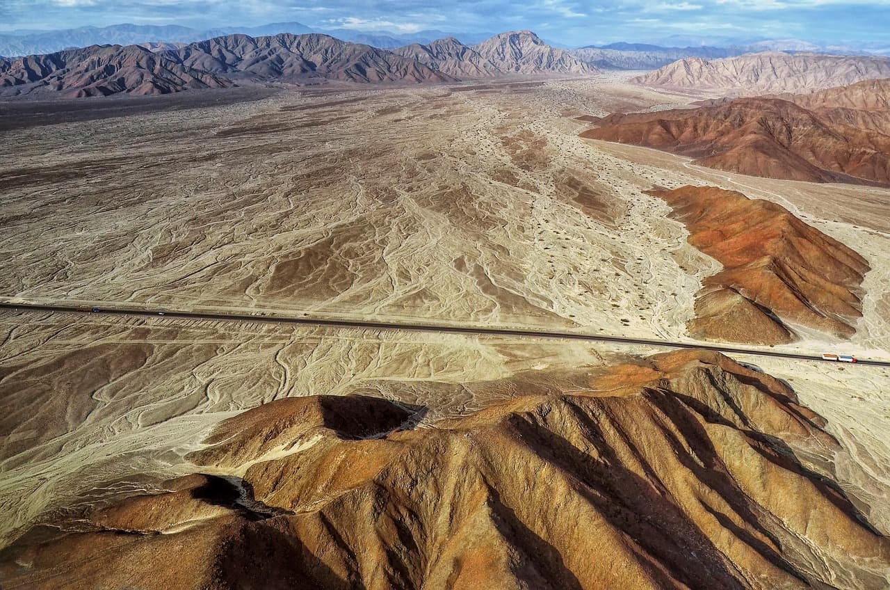 Vista aérea de una carretera que cruza el desierto, en el chat de Paita