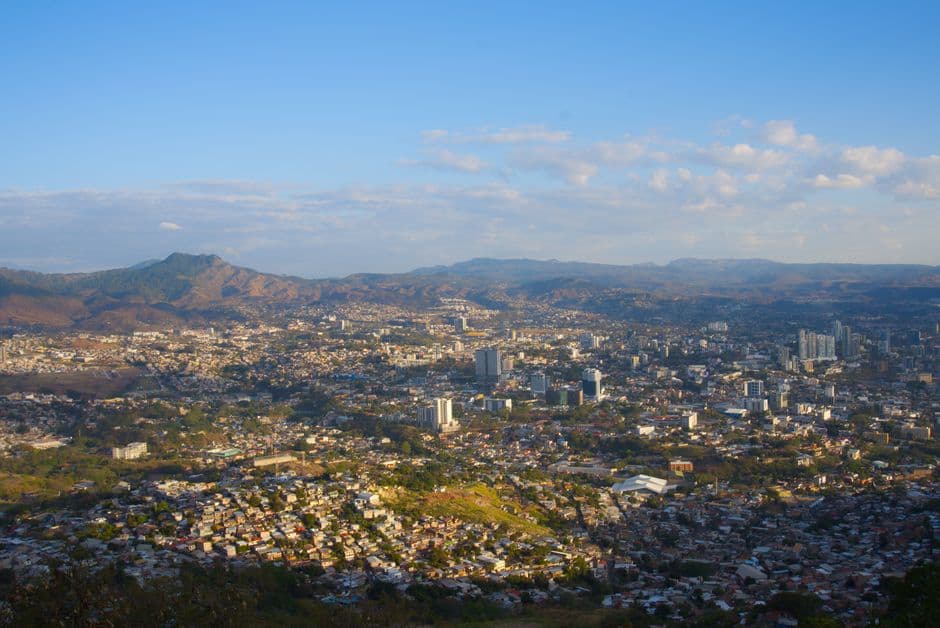 Ciudad y montañas en un paisaje panorámico, en la sala de chat de Danlí