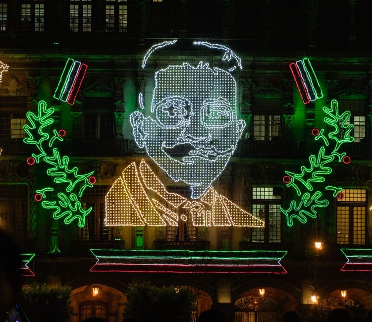 Pantalla luminosa en una calle de la ciudad durante el día, en el chat de Emiliano Zapata
