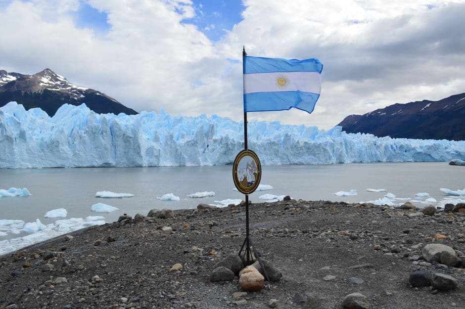 Bandera argentina con glaciar de fondo, en el chat de Godoy Cruz