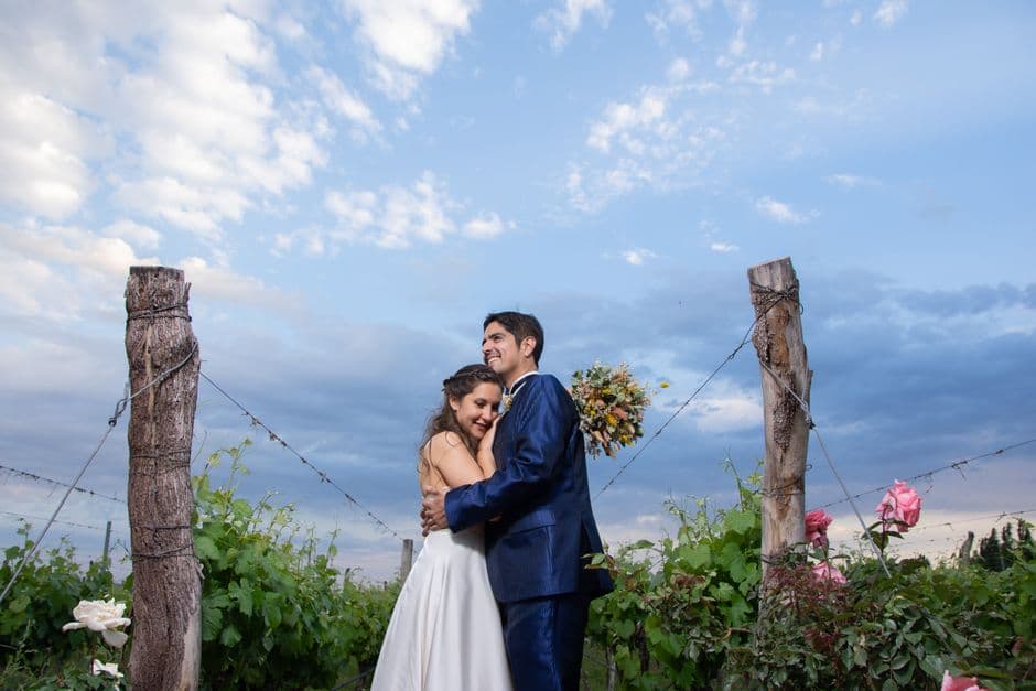Novia y novio ante un viñedo, en el chat de Luján de Cuyo
