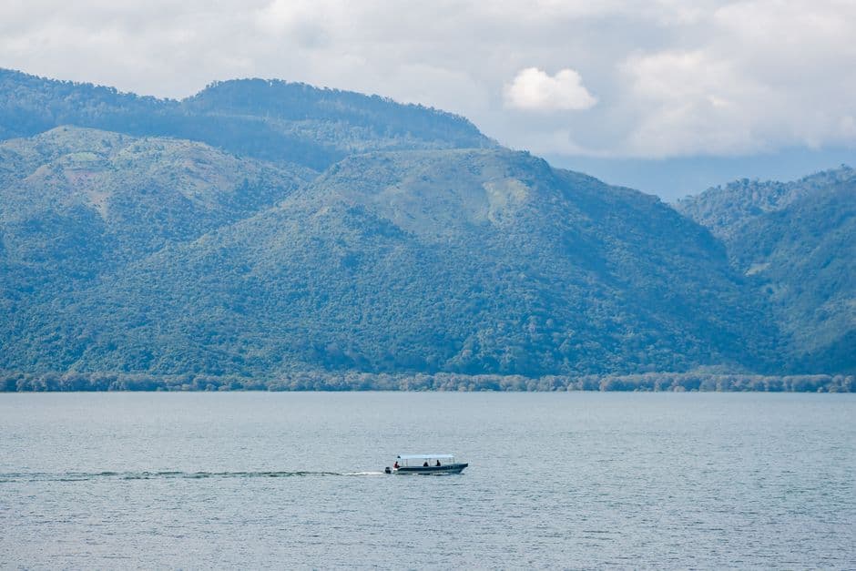Lago tranquilo con un bote, en la sala de chat de Siguatepeque