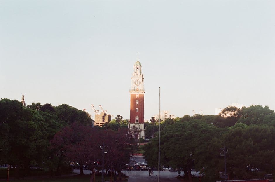 Torre monumental de Buenos Aires de día, en el chat de San Justo