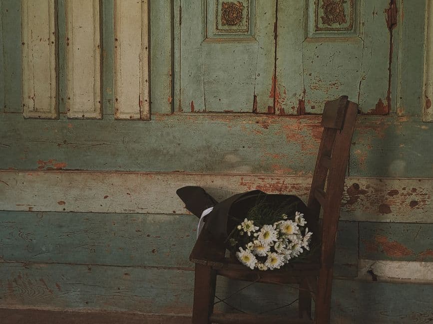 Flores en una silla de madera, en el chat de Ramos Mejía
