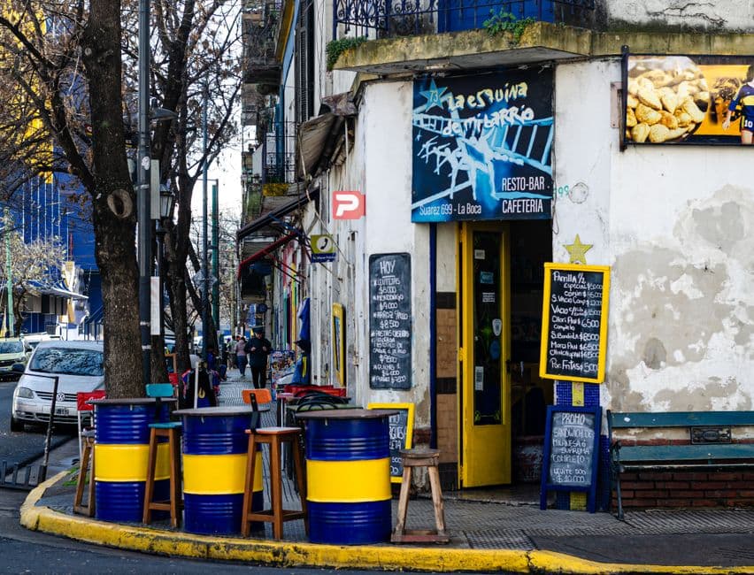 Calle colorida con una cafetería vibrante, en el chat de La Tablada