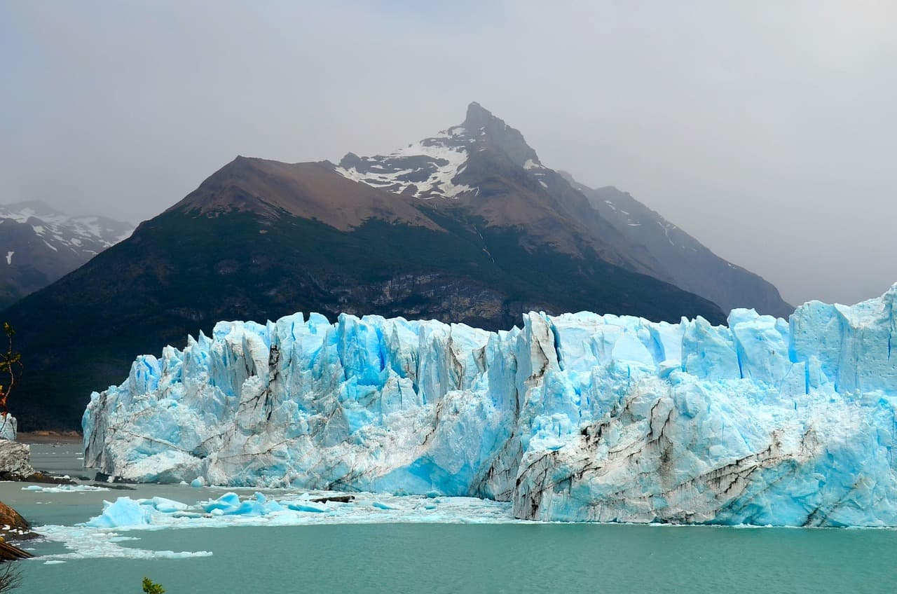 Glaciar de hielo azul con un lago al pie, en el chat de Tartagal