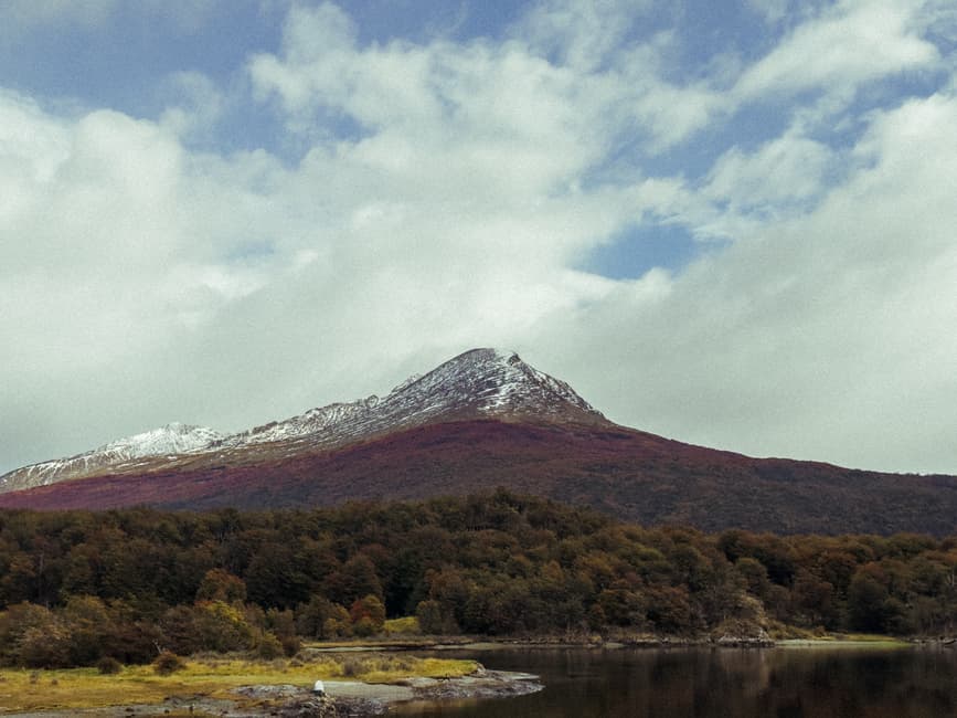 Paisaje de montaña y bosque en un valle, en el chat de Banda del Río Salí