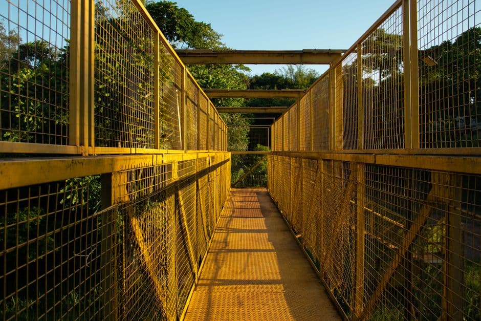 Puente peatonal amarillo, en el chat de Oberá
