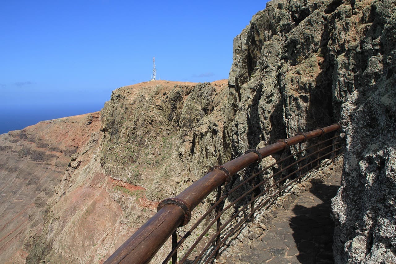 Cartel de advertencia sobre riesgo y seguridad, en el chat de Lomas del Mirador