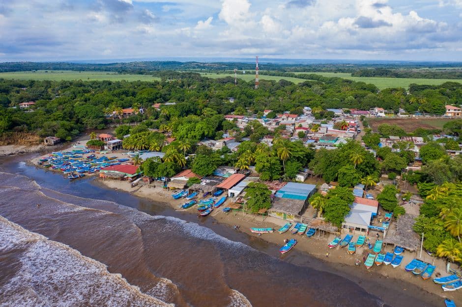 Casas y barcas de madera en la playa, en la sala de chat de Masaya