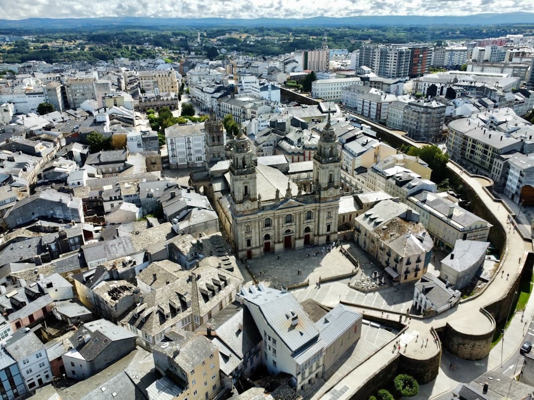 Vista aérea de una gran ciudad con muchos edificios, en la sala de chat de Lugo