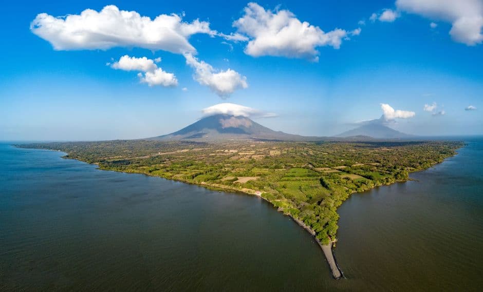 Isla Ometepe con dos volcanes verdes sobre el lago, en el chat de Rivas