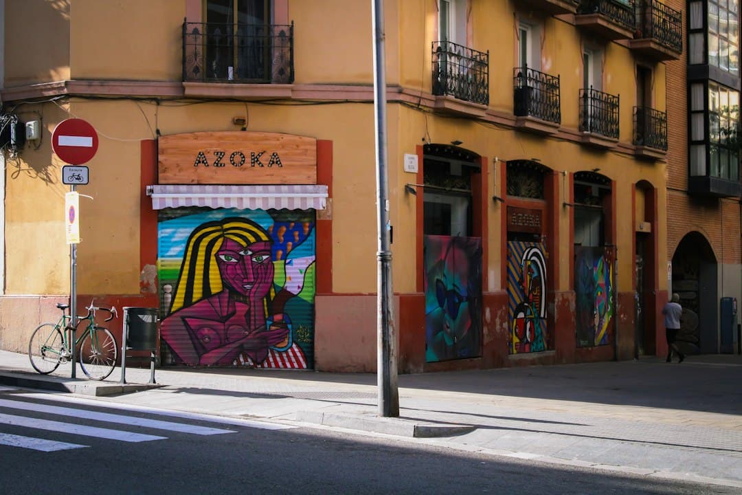 Esquina de una calle con un edificio decorado con un mural, en el chat de Agost