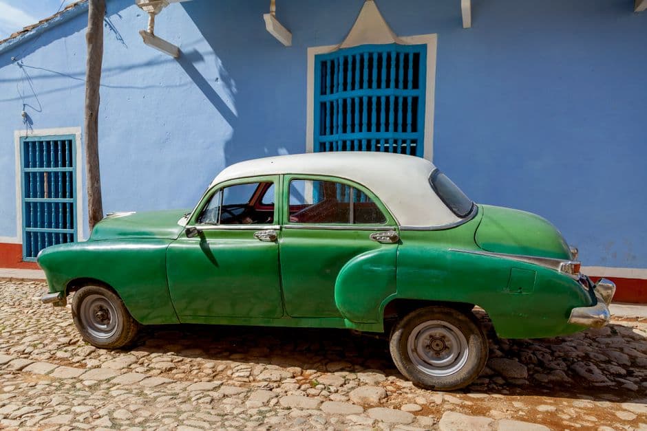 Coche verde antiguo en una calle de Camagüey, en la sala de chat de Camagüey