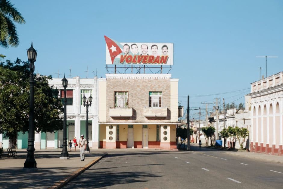Edificios urbanos bajo un cielo despejado, en la sala de chat de Holguín