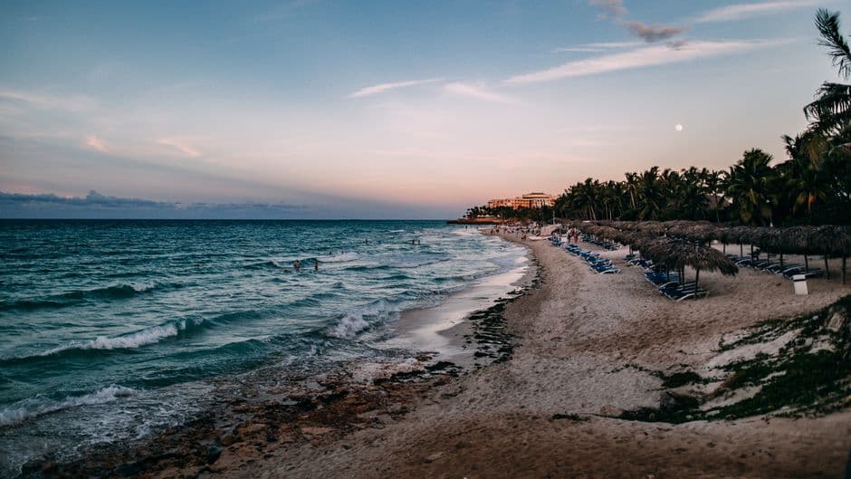 Playa de mar con palmeras y arena blanca, en la sala de chat de Varadero