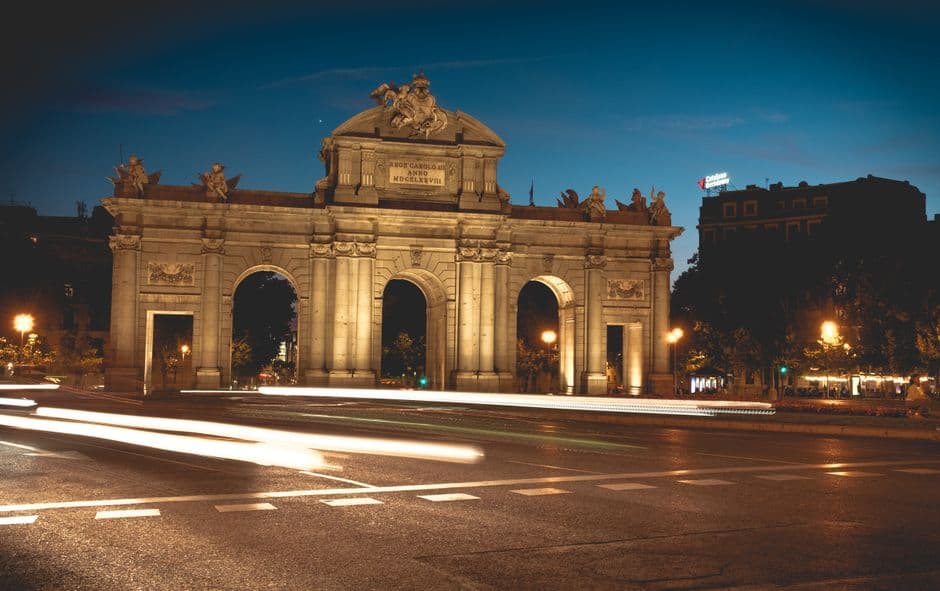 Puerta de Alcalá iluminada de noche, en la sala de chat de Madrid