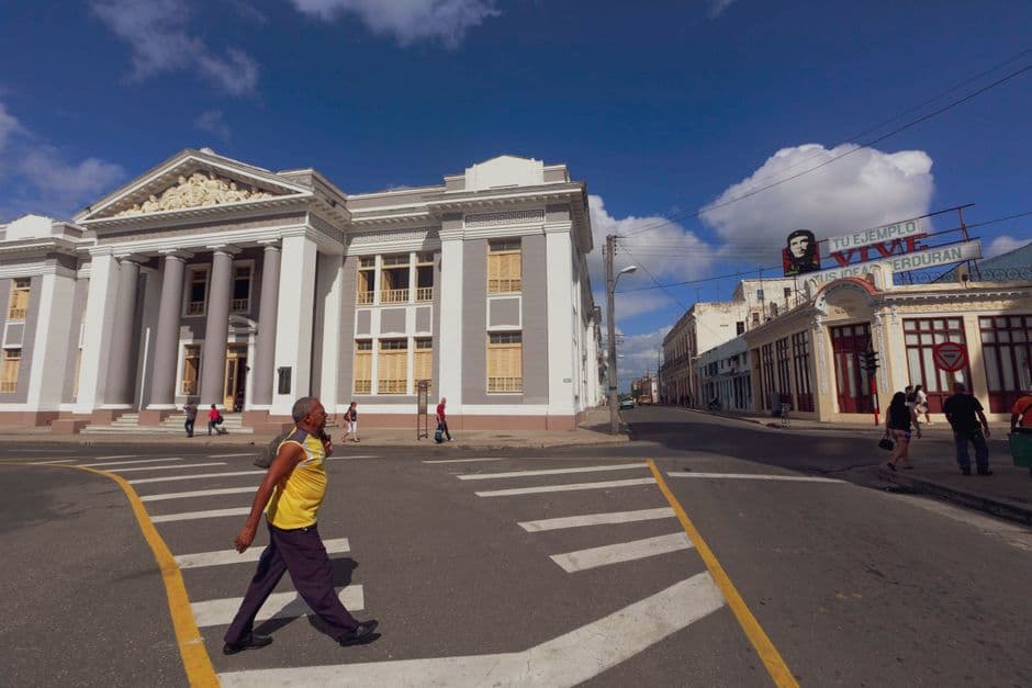 Gente caminando cerca de edificios históricos, en la sala de chat de Cienfuegos