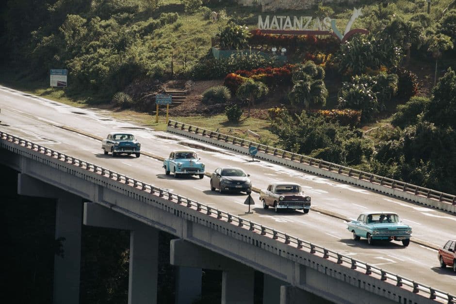 Vehículos cruzando un puente, en la sala de chat de Matanzas