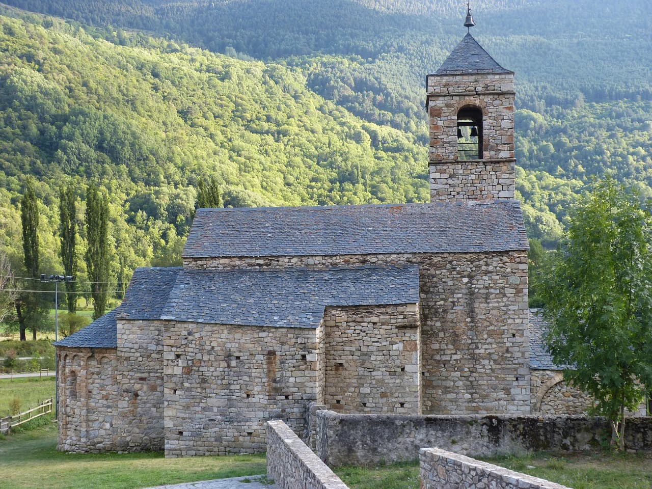 Iglesia de piedra en un pueblo, en el chat de Sant Feliu de Codines