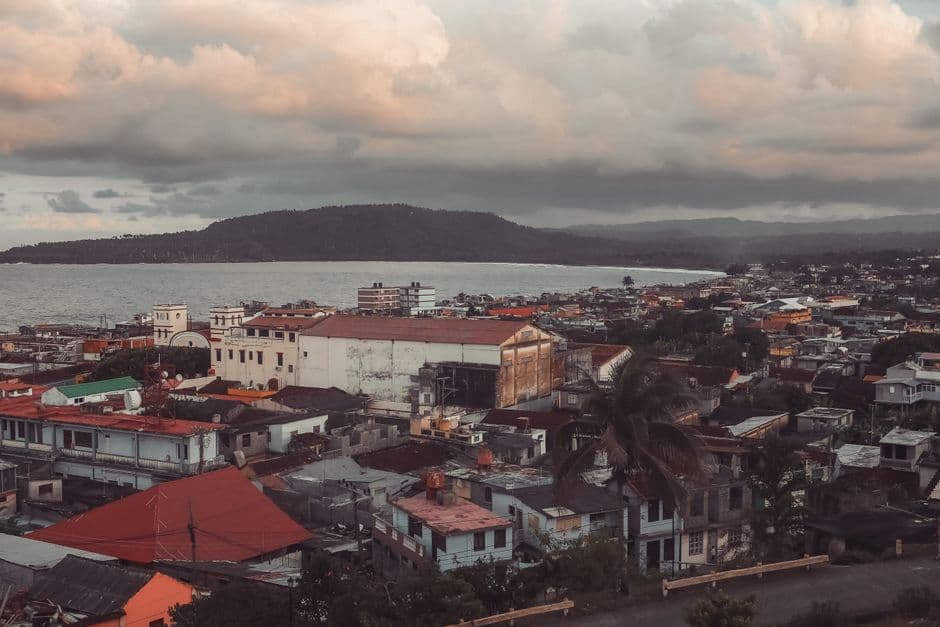Pueblo antiguo bajo cielo nublado, en la sala de chat de Baracoa