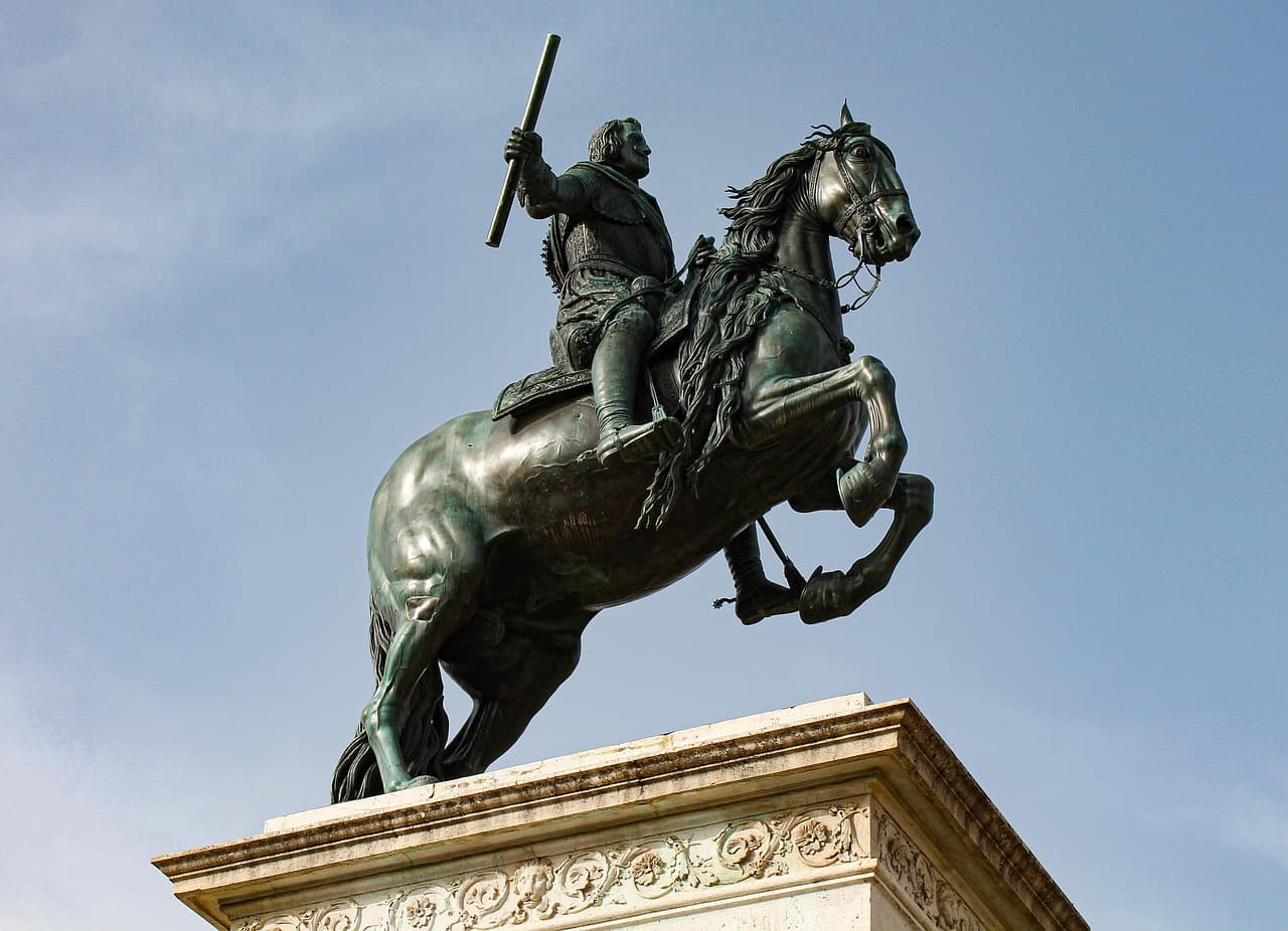 Estatua ecuestre de un monumento, en el chat de Artés