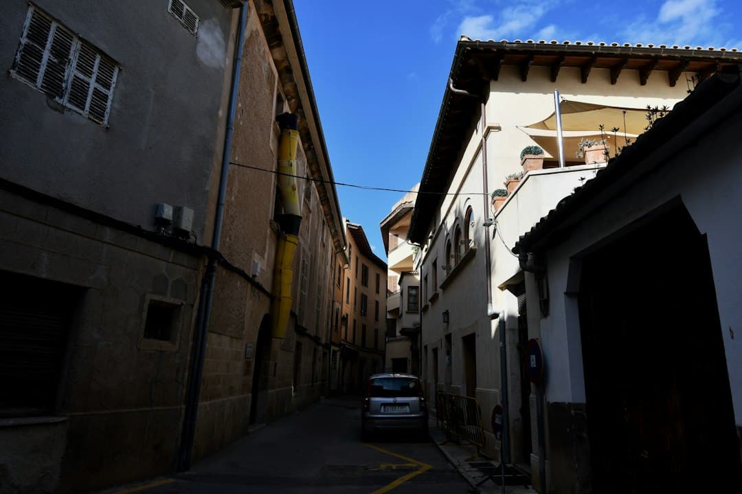 Coche aparcado en un callejón estrecho, en el chat de La Sénia