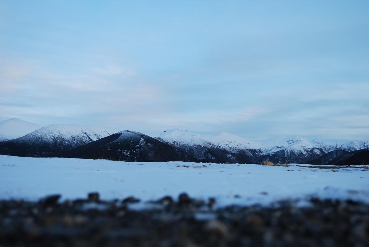 Paisaje de montañas nevadas con un glaciar, en el chat de Mugardos