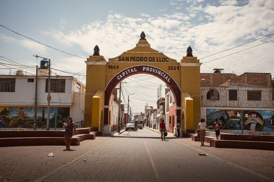 Arco en una calle empedrada, en la sala de chat de San Pedro de Macorís