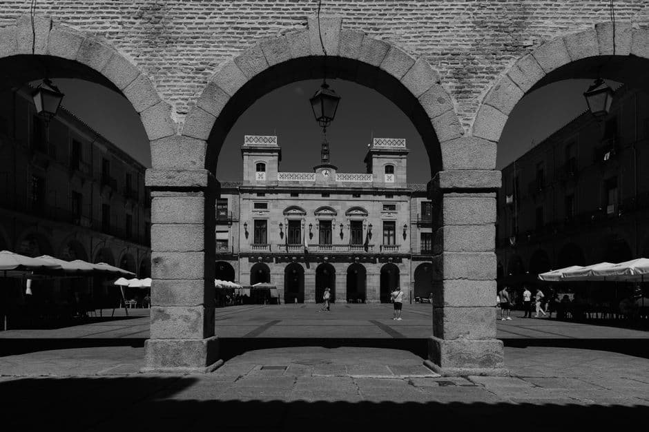 Plaza histórica fotografiada en estilo clásico, en el chat de Villanueva del Río y Minas