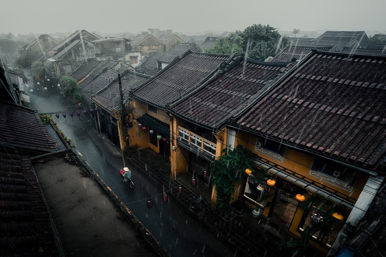 Edificios y casas en una calle de la ciudad bajo la lluvia, en el chat de Alburquerque