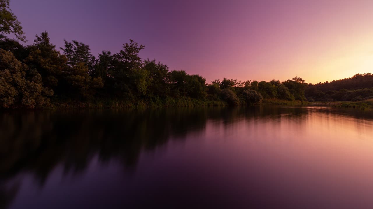 Paisaje de un río al atardecer entre naturaleza, en el chat de Cuntis