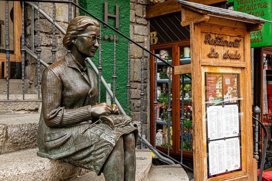 Estatua de bronce a la entrada de restaurante rústico, en el chat de Doña Mencía