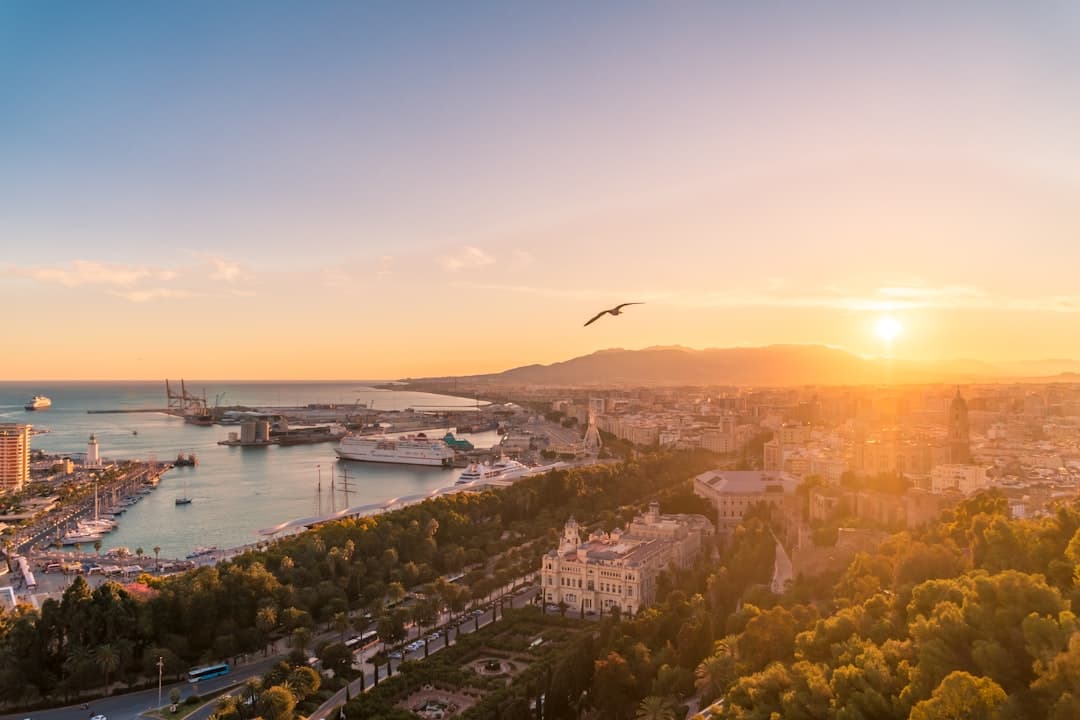 Vista aérea de una ciudad durante el día, en la sala de chat de Málaga