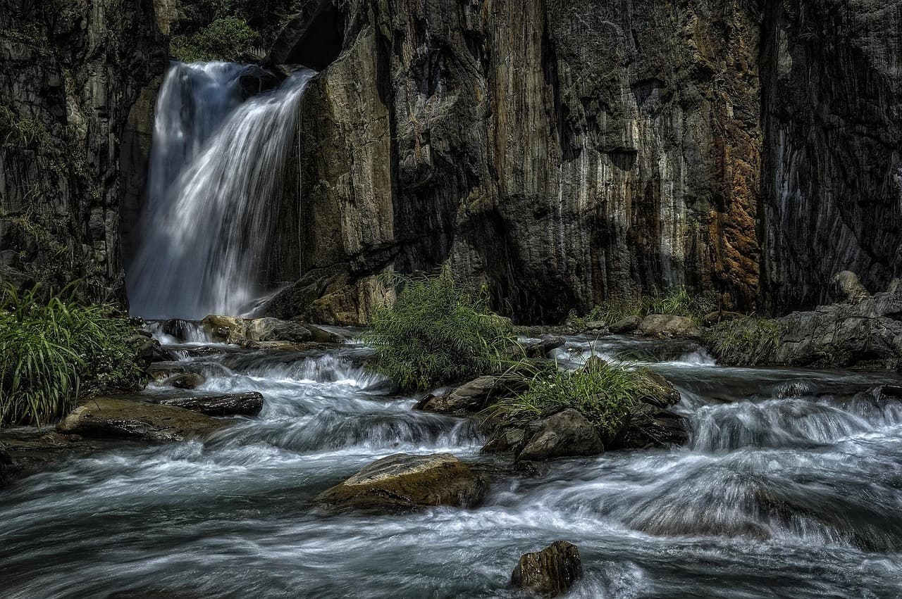 Cascada y arroyo en un valle, en el chat de Jun