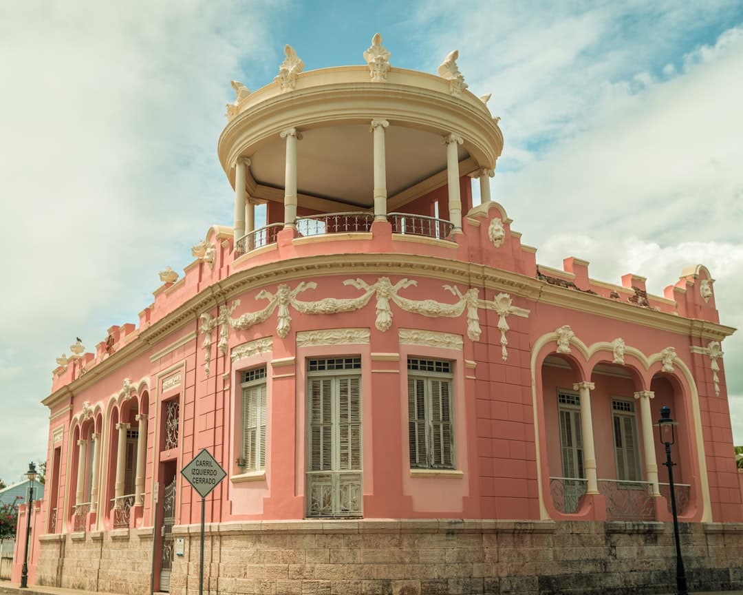 Edificio rosa con balcón en la sala de chat de Ponce