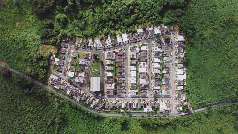 Vista aérea de un pueblo pequeño, en la sala de chat de Caguas